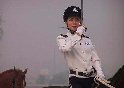中国漂亮女骑警现身东北 挥舞马刀英姿飒爽(图