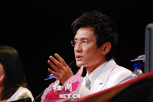 [视频]快女直播评委争吵 包小柏丢狠话愤然离场