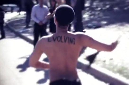 [视频]美女歌手闹市拍摄裸体录影带被罚款