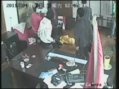 [视频]监控实拍:湖南6青年"菜刀队"反击19人"砍刀队"