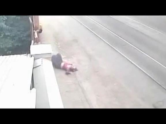 女子当街被一辆轿车从身后撞飞的画面,女子在空中翻滚数圈后撞墙倒下
