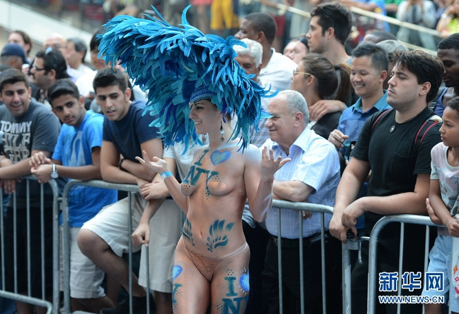 [<em>视频</em>]美国全国<em>内衣</em>日 2000男女脱衣狂欢展露身