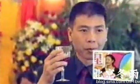[视频]徐帆冯小刚14年前婚礼视频曝光 两人被逼