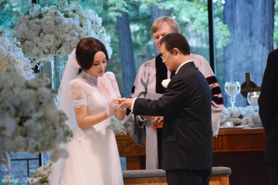 视频]刘晓庆美国婚礼细节交换戒指深情一吻(图