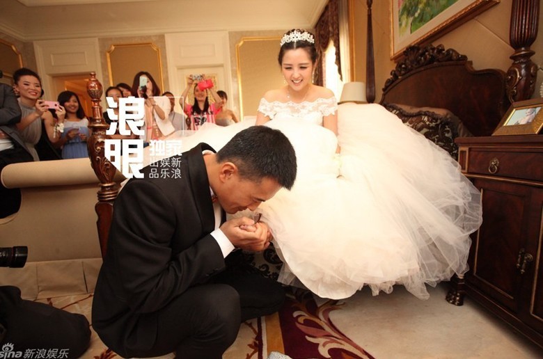 [视频]何洁今日大婚+老公赫子铭吻新娘玉脚(图