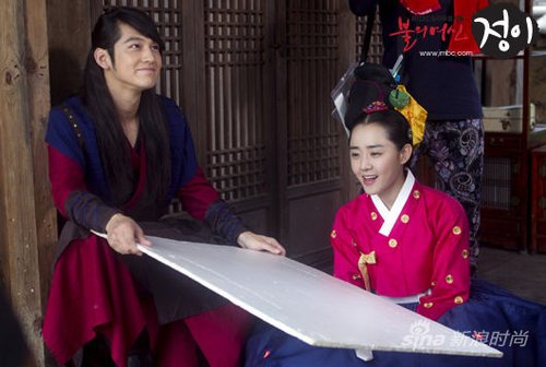 [<em>视频</em>]金范文根英姐弟恋曝光 <em>情侣</em>装手拉手欧洲