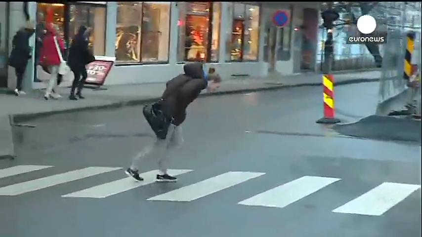 [视频]街拍挪威大风 路人被吹倒着走