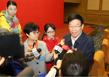 Xu Shousheng sent best wishes to female deputies 