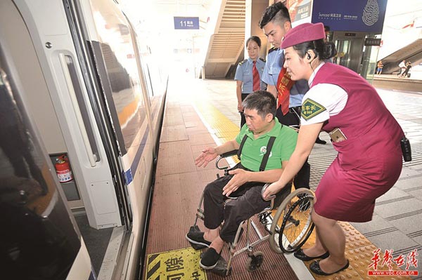 长沙火车南站、黄花机场获赠150台轮椅(图)