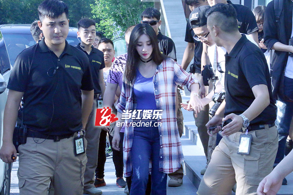 柳岩与小岳岳拍海报 穿紧身背心好身材遮不住