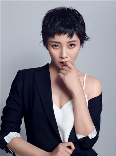 殷桃短发写真大片曝光 半露香肩妩媚撩人