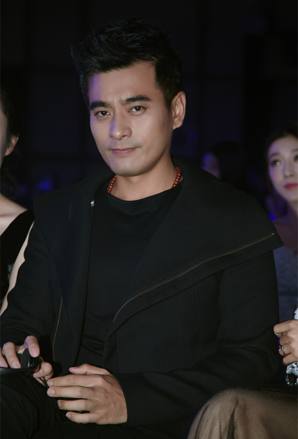 陈龙潮装亮相上海时装周 左拥右抱变身表情包_明星要闻_娱乐频道