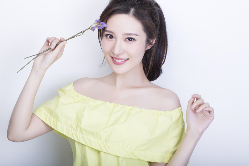 邬靖靖写真曝光 明媚少女感十足