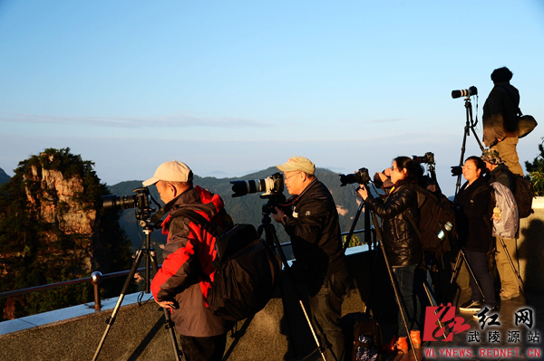 百名摄影人守云黄石寨 武陵源雨后放晴景色超美