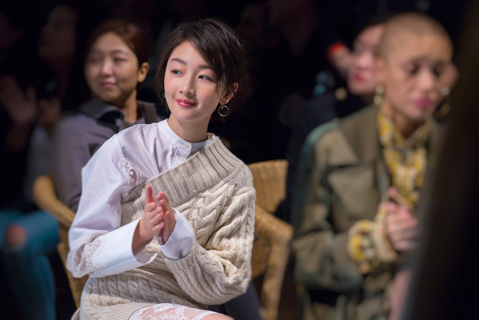 周冬雨亮相伦敦时装周 引领90后时尚新风貌