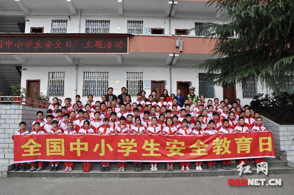 隆回交警开展文明交通进校园宣传活动