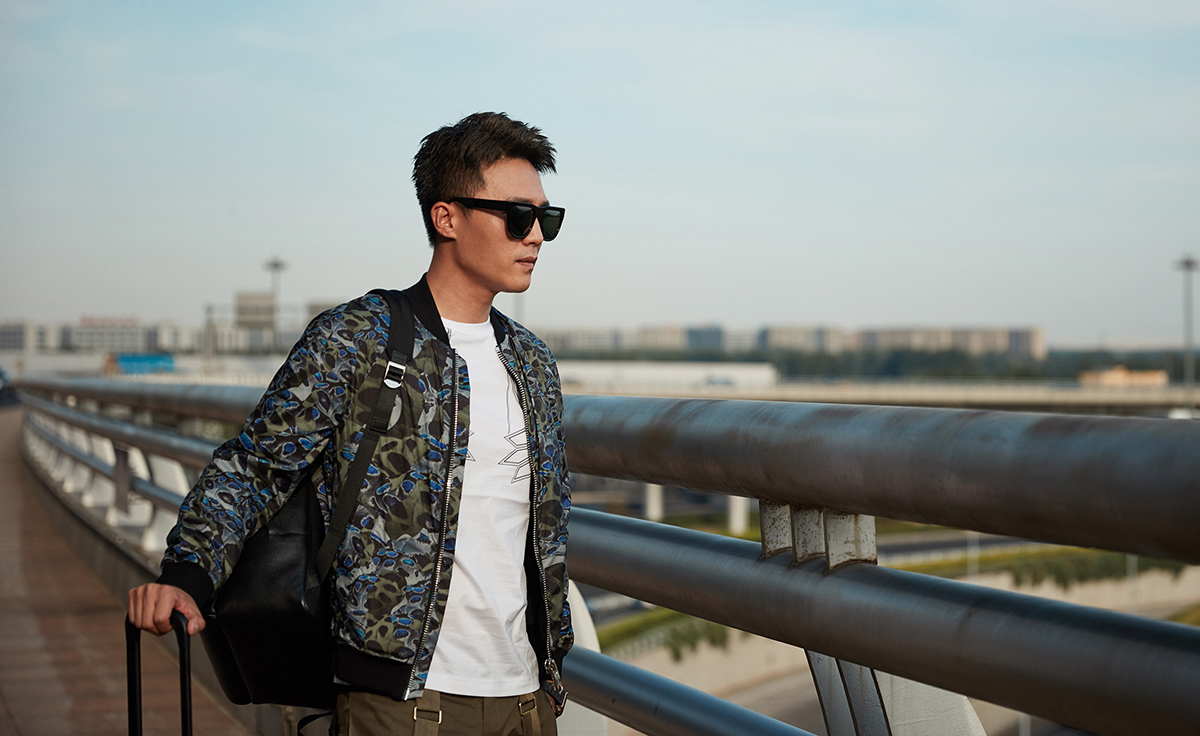 杜淳启程米兰时装周机场街拍尽显低调潮范儿
