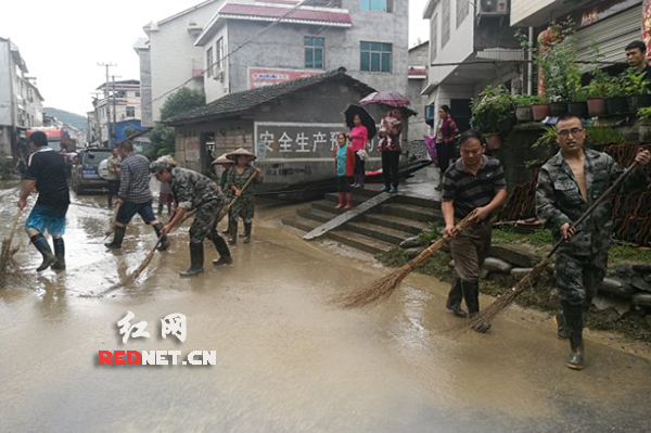 麻阳:隆家堡干部群众加紧清理积水