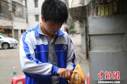 男儿当永强 --带着妈妈上学的阳光男孩朱永强事