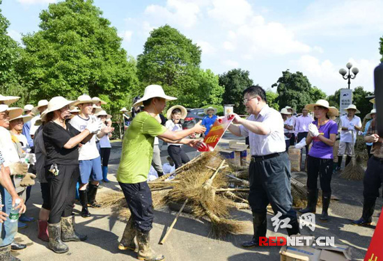 湖南省市区三级工会慰问抗洪救灾一线干部职工