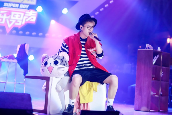 《快男》两个“小可爱”杠上了! 杨梓鑫叫板焦迈奇:“就是不服”_娱乐频道_红网