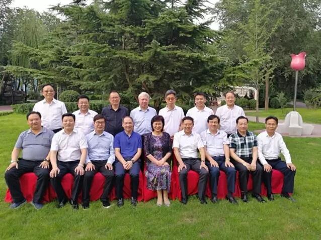 7月25日，湖南省委常委、省委统战部部长黄兰香（前排右五）在北京召开的湘籍企业家代表座谈会后，与企业家代表合影留念。