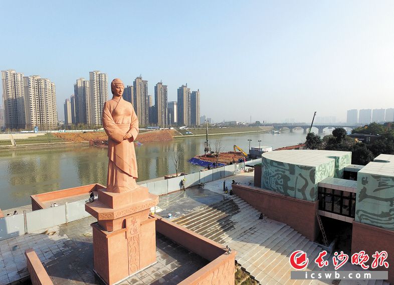在马王堆汉文化广场，一尊高达10余米的马王堆一号墓主辛追夫人复原雕像亮相浏阳河风光带。 长沙晚报记者 邹麟 摄