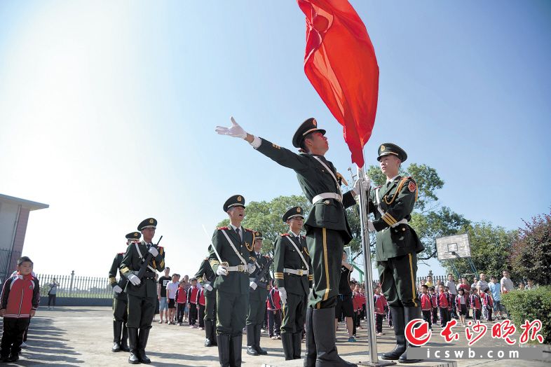 昨日，在长沙县果园镇田汉小学举行了升旗仪式，当地群众共唱国歌，庆祝国庆和国歌法实施。长沙晚报记者 刘琦 摄