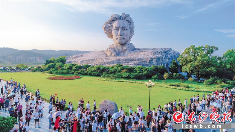 国庆中秋长假里，来自全国各地的游客纷纷在橘子洲头青年毛泽东雕像前拍照留念。 长沙晚报记者 邹麟 摄