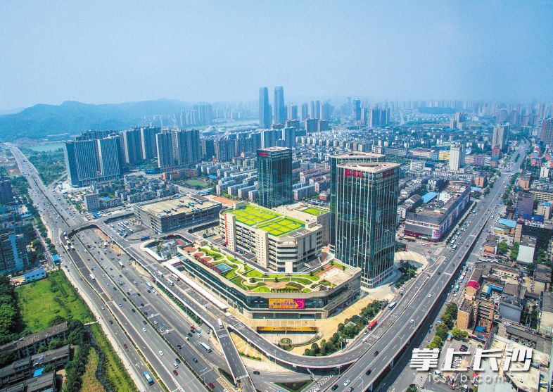 集地铁、长短途客运、城市公交、出租车等多种交通功能及写字楼、购物中心、商业街等商业功能于一体的湘江新区综合交通枢纽。