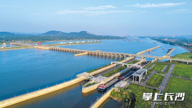 湘江长沙综合枢纽有效改善了长株潭地区生产生活用水和湘江通航条件，湘江成为对接长江经济带的“黄金水道”。