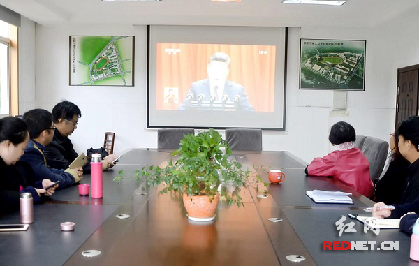 岳阳湘北女校组织党员教师收看党的十九大开幕