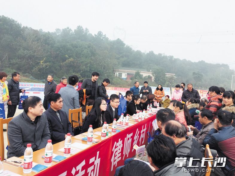 法律顾问在泉丰村开展法治宣传活动。刘甜 谢春年 摄影报道 