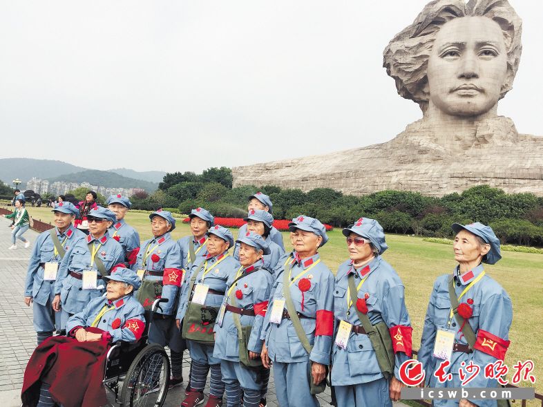 昨日，湘女代表及其家属来到橘子洲头，饱览湘江北去、万山红遍的美景，并在青年毛泽东雕像下合影留念。长沙晚报记者 匡春林 摄