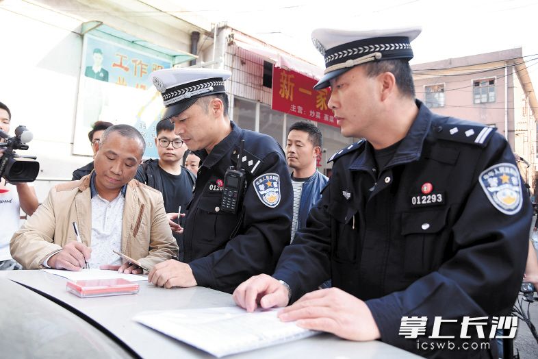昨日，芙蓉交警大队民警依法对存在违规行为的金苹果停车场开出罚单。这是长沙交警向违规停车场开出的首张罚单。长沙晚报记者 刘琦 摄