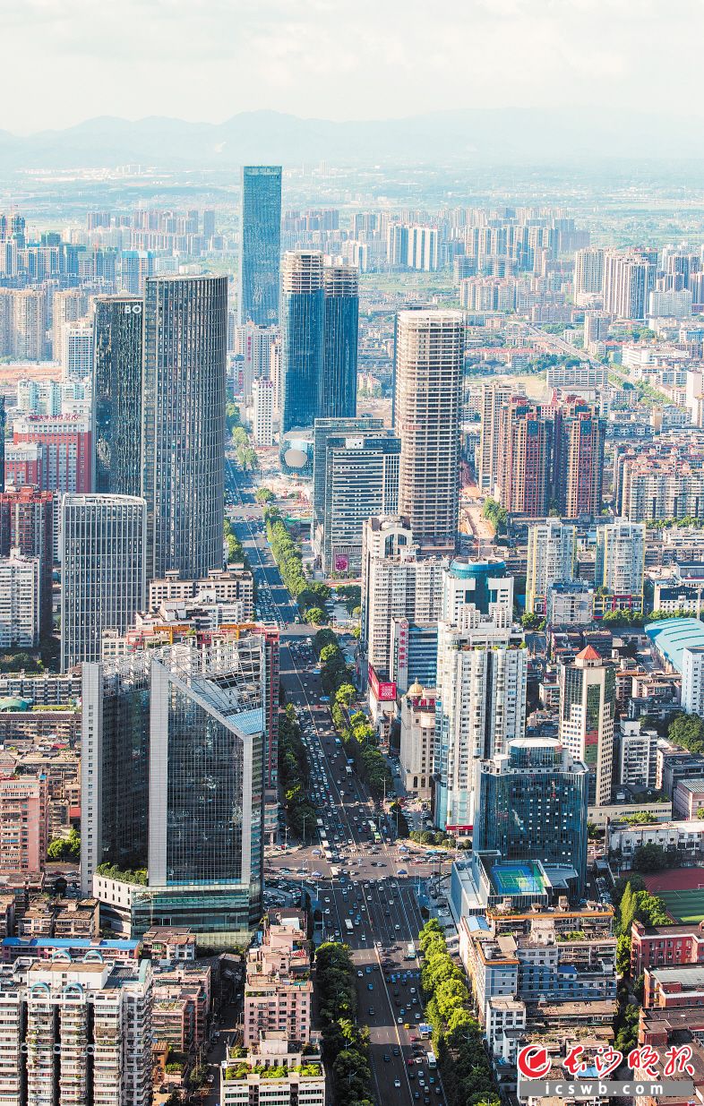 高楼林立的背后，楼宇经济逐渐成为开福名副其实的“立起来的开发区”。邹麟 摄