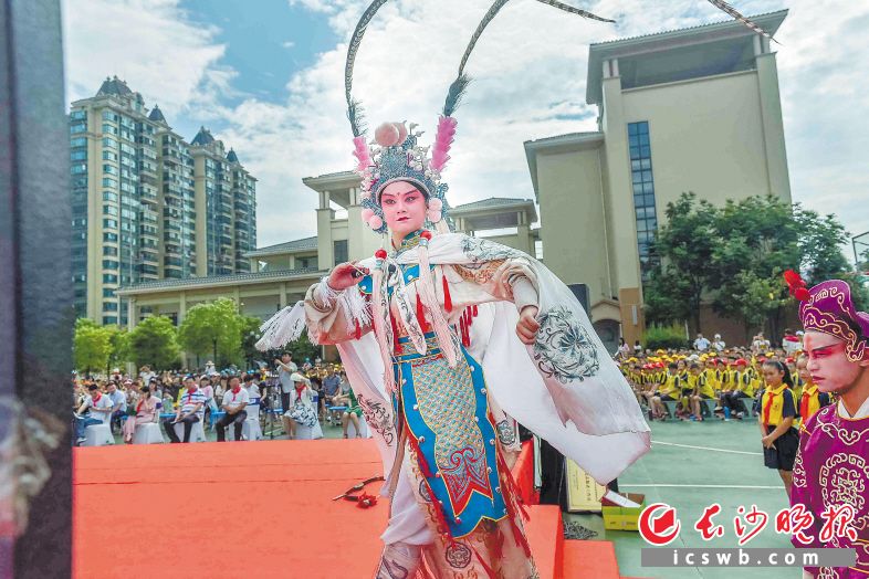 神采奕奕，演技留痕。陈飞 摄
