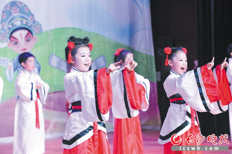 自编自演，精彩呈现。