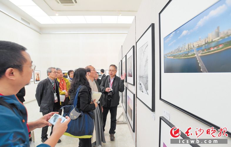 10月28日，在中日韩摄影交流展现场，众多摄影师和观众在长沙展区观展。 长沙晚报记者 罗杰科 摄