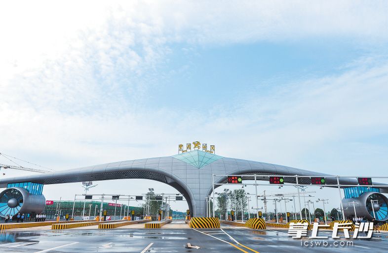 长沙黄花综合保税区是湖南首个依托航空港发展建设的综合保税区，今年6月正式封关运行。 长沙晚报记者 邹麟 摄