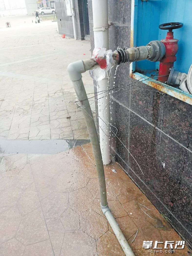 小区消防栓上接水管 安全水竟成私家水