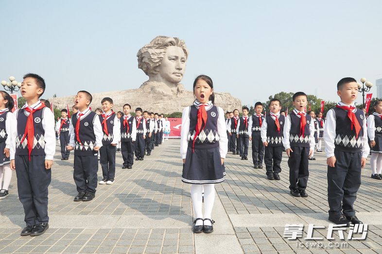 砂子塘泰禹小学学生在橘子洲吟诵“少年强则国强”。长沙晚报通讯员 李静 摄