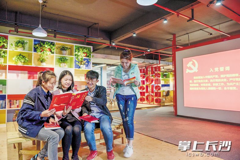 定王台街道打造湖南首个楼宇党群服务中心，党员们在此政策咨询、学习交流、为民服务，忙并快乐着。