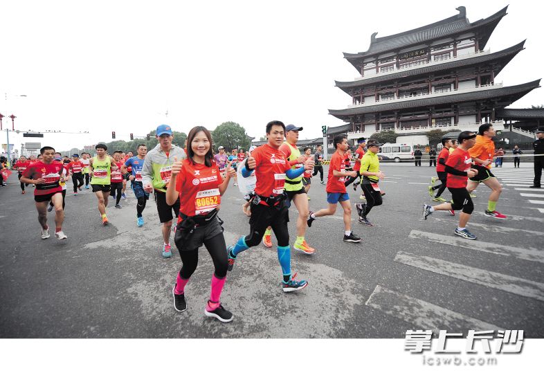 一年一度的长马即将来临，两万名跑友将一起参加这次盛大的聚会。图为2016年长马，选手们通过杜甫江阁。长沙晚报记者 余劭劼 摄