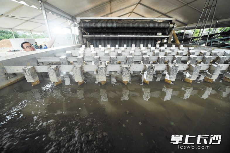 泥水经过带式脱水机进行沉淀脱水。