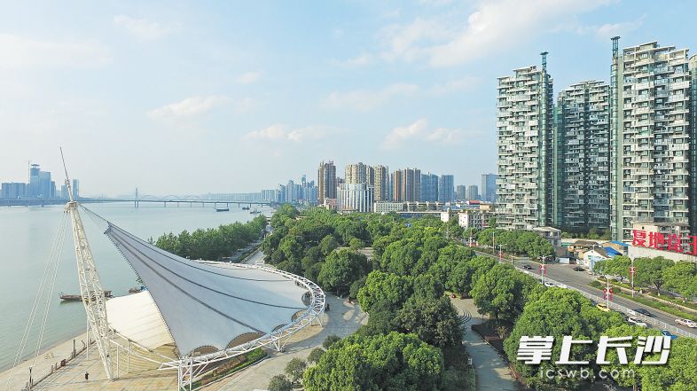 近年来，长沙强化城市扬尘污染防治、工业企业污染防治、机动车污染防治、燃煤污染防治及大气面源污染防治等措施。从2013年到2016年，长沙每年优良天数从197天上升至267天，增加70天。长沙晚报记者 余劭劼 摄