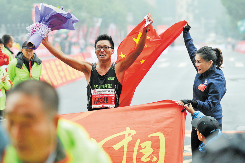 中国选手李鹏夺得男子组马拉松冠军，他也是第一个在长马全程马拉松夺冠的中国选手。