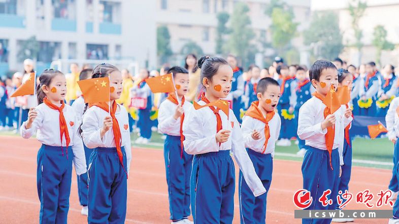岳麓区探索中小学一体化办学，为老百姓打造高效就学圈。图为周南梅溪湖小学举行体育文化节。