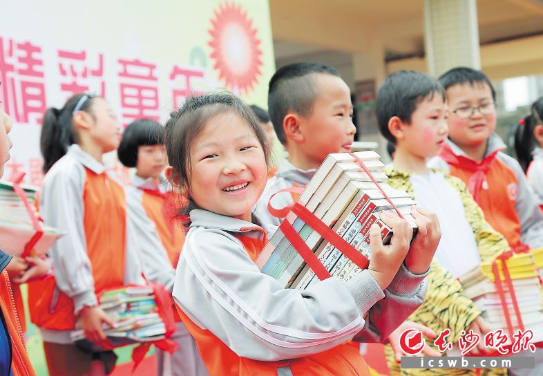天心区天鸿小学组织年级图书漂流，让孩子们与好书交友，在读书的过程中感受语言的魅力，享受读书之乐。