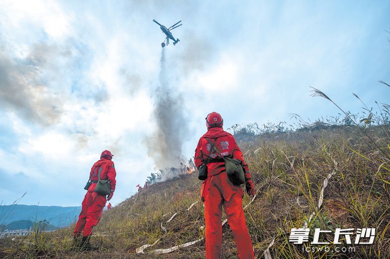 挂载着水的直升机巡航监测山火火情，发现山头火源，立即扑灭。长沙晚报通讯员 陈德明 摄
